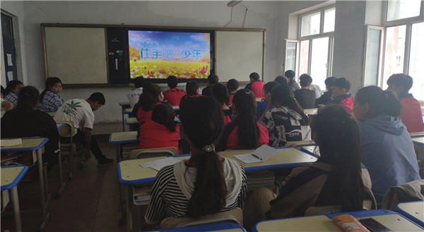 1560848304949772.jpg 预防校园欺凌主题班会.jpg